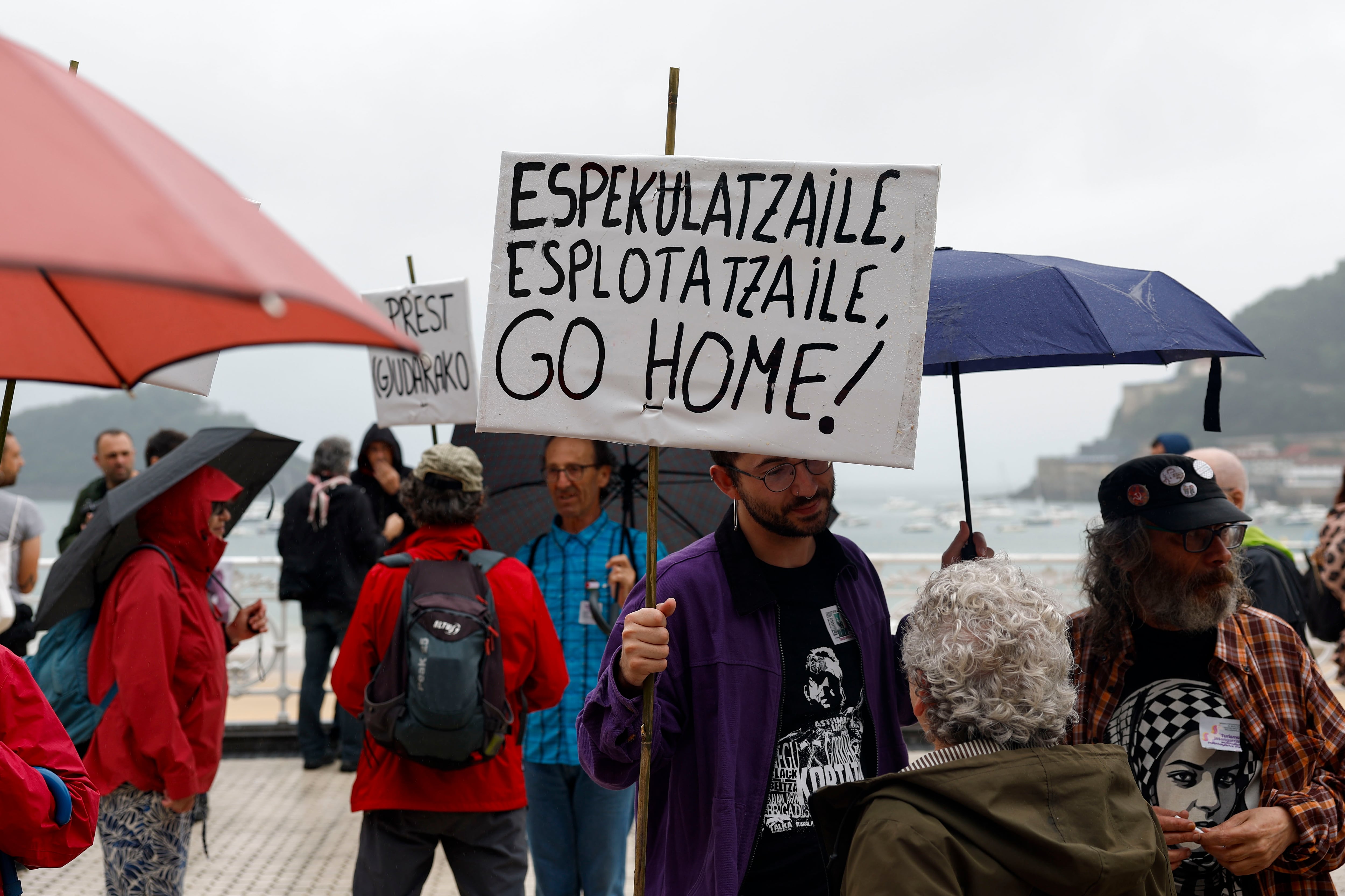 Miles de personas se echan a la calle en varias ciudades de España contra la “turistificación”