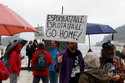 Decenas de persona en la manifestación contra la 'turistificación' de San Sebastián, este domingo