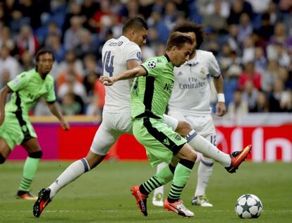 El centrocampista brasileño del Real Madrid Carlos Henrique Casimiro (i) y el defensa del Sporting de Portugal Joao Pereira luchan por la pelota.