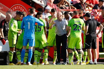 Erik ten Hag conversa con sus jugadores durante el partido entre el United y el Brentford.