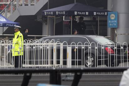 Una limusina que se cree que transporta una delegación norcoreana recorre la avenida Changan de Pekín.