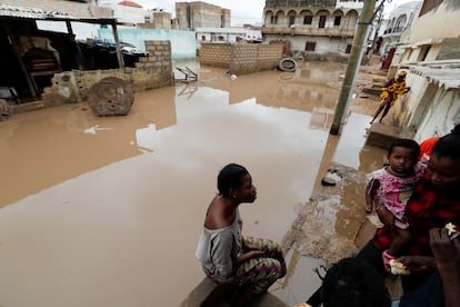 Una mujer habla con sus vecinos en una calle inundada en Ndiaga Mbaye, en el extrarradio de Dakar el pasado 6 de septiembre.