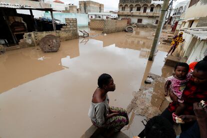 Una mujer habla con sus vecinos en una calle inundada en Ndiaga Mbaye, en el extrarradio de Dakar el pasado 6 de septiembre.