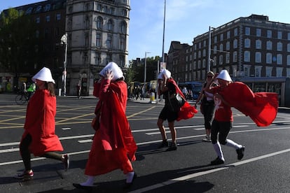 Activistas proabortistas vestidas como las protagonistas de 'El cuento de la criada' durnante una manifestación en Dublín por la celebración del referéndum para legalizar el aborto en Irlanda. 