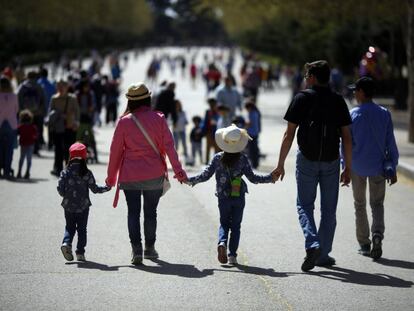 Una familia pasea por el Parque del Retiro en Madrid.