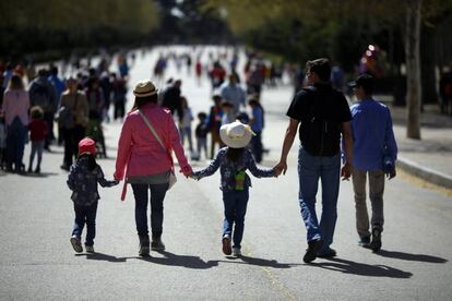 Una familia pasea por el Parque del Retiro en Madrid.