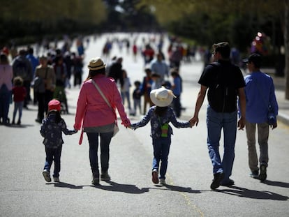 Una familia pasea por el Parque del Retiro en Madrid.