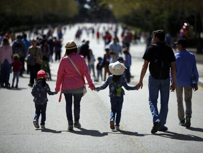 Una família passejant pel Parc del Retiro, a Madrid.