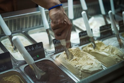 Joe prepara una bola de helado para servirla.