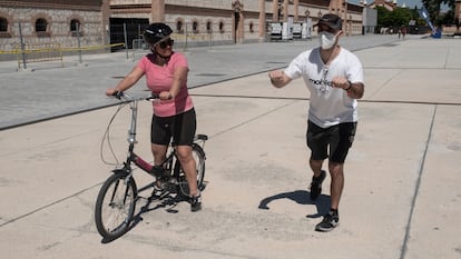 El profesor José Antonio Loma enseña a una alumna la postura para empezar a montar en bici, el sábado en Matadero.