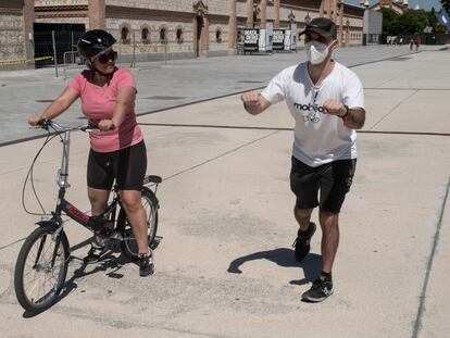 El profesor José Antonio Loma enseña a una alumna la postura para empezar a montar en bici, el sábado en Matadero.