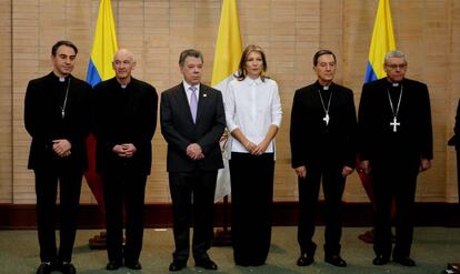 El nuncio apostólico y Juan Manuel Santos anuncian la visita del Papa.