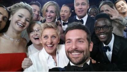 El 'selfie' de los campeones con un añadido: la cara, arriba a la derecha, de cuando Leonardo DiCaprio perdió su quinto Oscar, también anoche. Ni un 'selfie' tiene, el pobre.