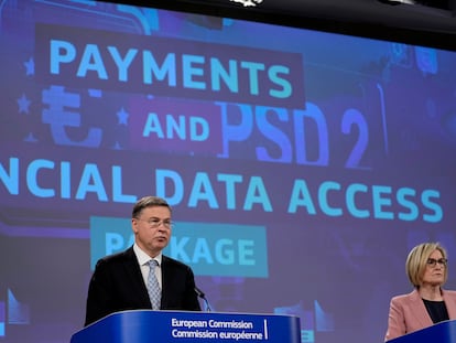 El vicepresidente ejecutivo de la Comisión Europea, Valdis Dombrovskis, junto con la comisaria de Servicios Financieros, Mairead McGuinness.