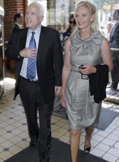 John McCain y su esposa Cindy Hensley.