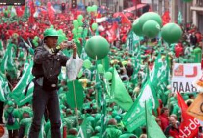 Miles de personas participan en una manifestación de la Confederación de Sindicatos Europeos (CES) en Bruselas, Bélgica. EFE/Archivo