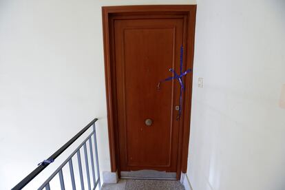 Puerta de la vivienda donde ha sido asesinada una mujer en Alcoi, este domingo. 