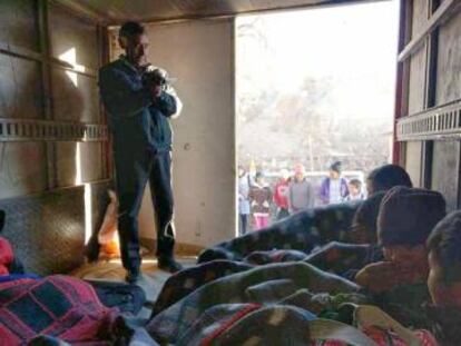 Un hombre filma a los alumnos dentro del cami&oacute;n frigor&iacute;fico.