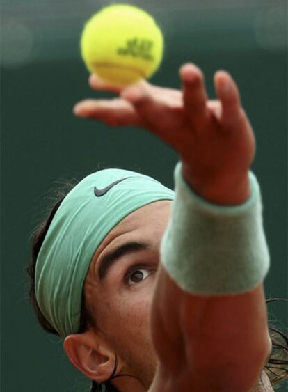 Rafael Nadal ejecuta un saque durante la final de Montecarlo, ganada a Novak Djokovic.