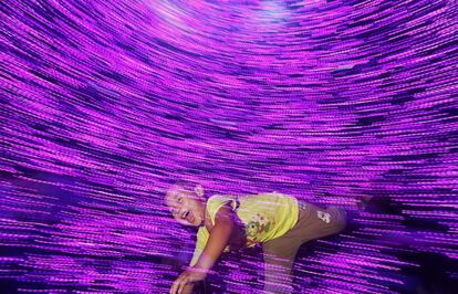 Un niño juega entre las luces en un árbol gigante de navidad a las afueras de un centro comercial en Singapur, 27 de noviembre de 2013.