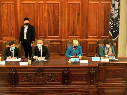 El presidente del Senado de Chile, Álvaro Elizalde, toma la palabra durante una sesión en el Congreso nacional, en Santiago, el 12 de septiembre de 2022.