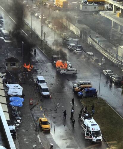 La policía ha rodeado el barrio y busca a un tercer atacante, de unos 1,70 metros de altura, con cazadora negra y boina blanca, agrega dicha fuente. En la imagen, varios coches envueltos en llamas frente al Palacio de Justicia de Esmirna (Turquía).