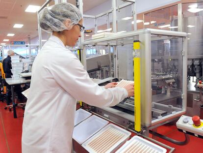 Una mujer trabaja en la producción de vacunas en una planta de Glaxo.
