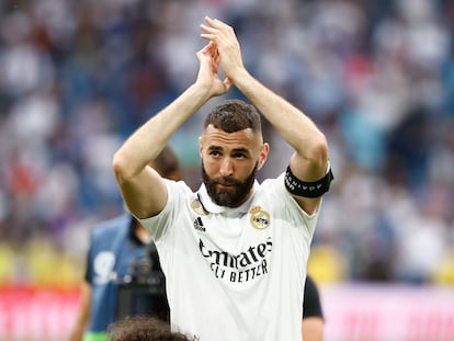 Karim Benzema se despide de los aficionados del Real Madrid durante el último partido de Liga ante el Athletic de Bilbao disputado el pasado domingo en el Santiago Bernabéu.