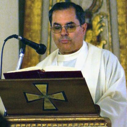 José Domingo Rey Godoy lee un texto durante una celebración litúrgica cuando era párroco en Peñarroya, antes de estallar el escándalo.