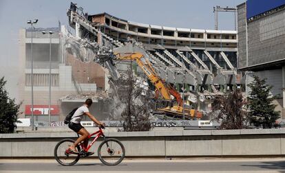 Obras de demolición del estadio Vicente Calderón, en una imagen tomada en julio.