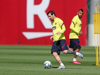 Messi, con la pelota, en un entrenamiento del Barcelona, ante la mirada de Arturo Vidal.