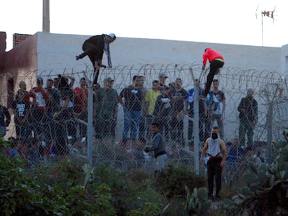 Un grupo de jóvenes marroquíes saltan la valla marroquí que separa Marruecos de la valla española en Melilla, este viernes.