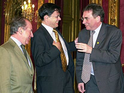 Rato conversa con los ministros de Energía Noé van Hast (Holanda), en el centro, y Brian Wilson (Reino Unido).
