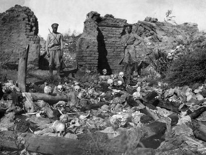 Dos soldados observan los cr&aacute;neos de v&iacute;ctimas del genocidio armenio en Sheyxalan en 1915.