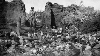 Dos soldados observan los cr&aacute;neos de v&iacute;ctimas del genocidio armenio en Sheyxalan en 1915.