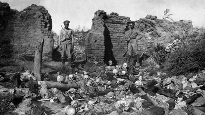 Dos soldados observan los cr&aacute;neos de v&iacute;ctimas del genocidio armenio en Sheyxalan en 1915.