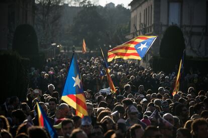 Manifestantes independentistas han salido a las calles en protesta por el aplazamiento de la sesión de investidura. 