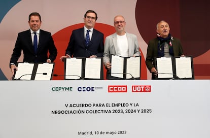 El presidente de CEPYME, Gerardo Cueva; el presidente de la CEOE, Antonio Garamendi; el secretario general de CCOO, Unai Sordo, y el secretario general de UGT, Pepe Álvarez, durante la firma del V Acuerdo para el Empleo y la Negociación Colectiva (AENC), este miércoles en Madrid.