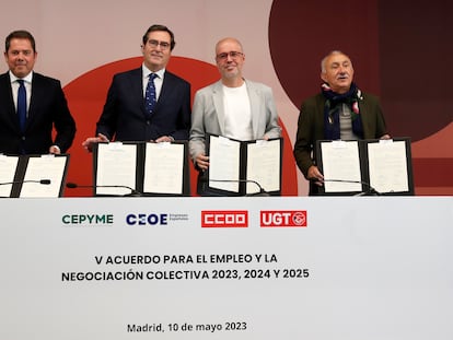 El presidente de CEPYME, Gerardo Cueva; el presidente de la CEOE, Antonio Garamendi; el secretario general de CCOO, Unai Sordo, y el secretario general de UGT, Pepe Álvarez, durante la firma del V Acuerdo para el Empleo y la Negociación Colectiva (AENC), este miércoles en Madrid.