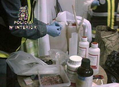 Una agente de la Brigada de Estupefacientes inspecciona parte del material incautado.