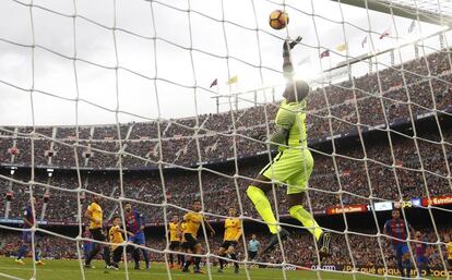 El portero del Málaga Carlos Kameni salva un gol del Barcelona.