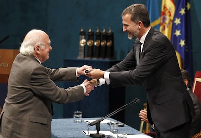 El físico Peter Higgs (i) recibe de manos de don Felipe el Premio Príncipe de Asturias 2013 de Investigación Científica y Técnica, durante la ceremonia de entrega de estos galardones, celebrada en el Teatro Campoamor de Oviedo.