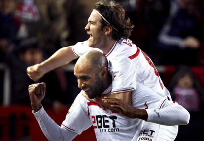 El delantero del Sevilla CF, Frederic Kanouté, celebra su gol ante el Osasuna junto a su compañero Diego Capel durante el partido en el estadio Ramón Sánchez Pizjuán, en Sevilla.