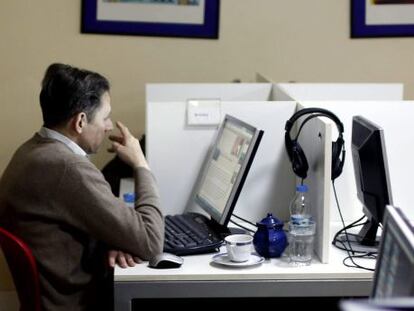 Un hombre observa el monitor de un ordenador. 