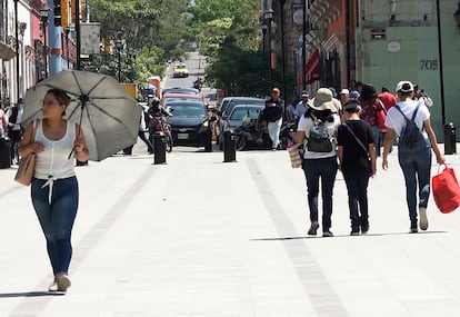 Peatones caminan bajo los rayos del sol en Oaxaca, este miércoles.