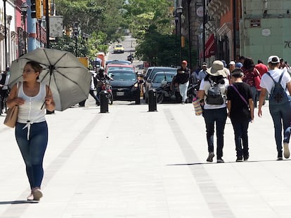 Peatones caminan bajo los rayos del sol en Oaxaca, este miércoles.