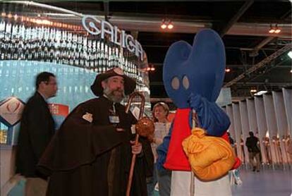 El pabellón de Galicia se concentra en el Xacobeo 2004, cuya mascota aparece en la fotografía junto a un peregrino vestido con la tradicional indumentaria.