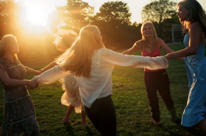Imagen tomada por Corinne Day e incluida en 'The Virgin Suicides' (MACK, 2025), libro publicado con motivo del 25 aniversario de la película. © Corinne Day Estate.