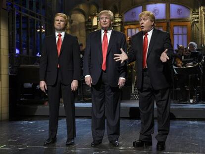 Taran Killam, &agrave; esquerda, Donald Trump e Darrell Hammond, &agrave; direita, na abertura do &quot;Saturday Night Live&quot;.