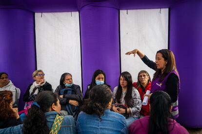 Karin Quiñones asesora a beneficiarias en uno de los buses móviles del cuidado en Fontibón.